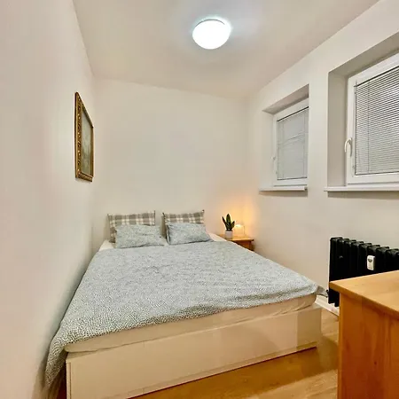 Апартаменты Cozy Self Check-in In Vibrant Ruzinov Area, Komarnicka 42,